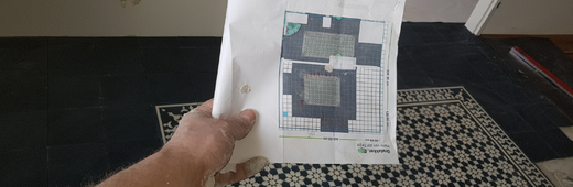 Een tegelzetter of zelf plakken?