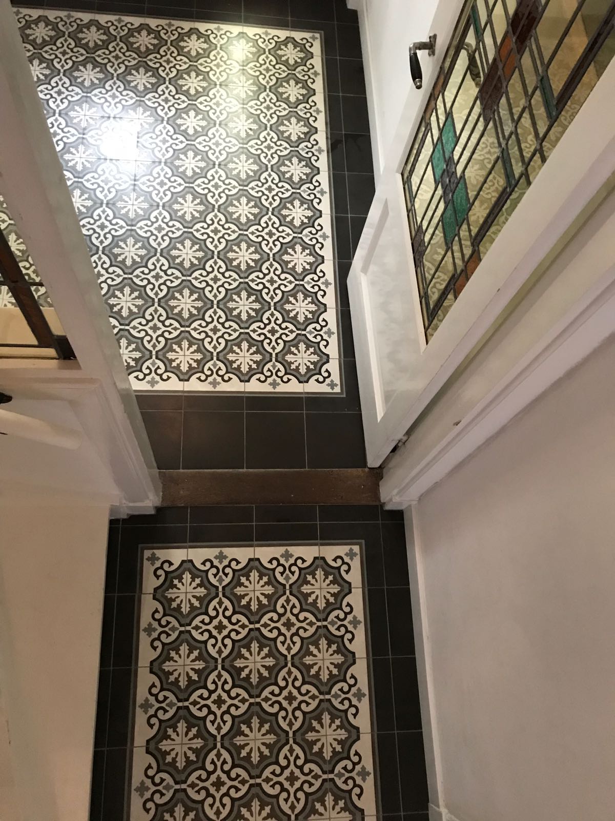 Gris 18 Corner